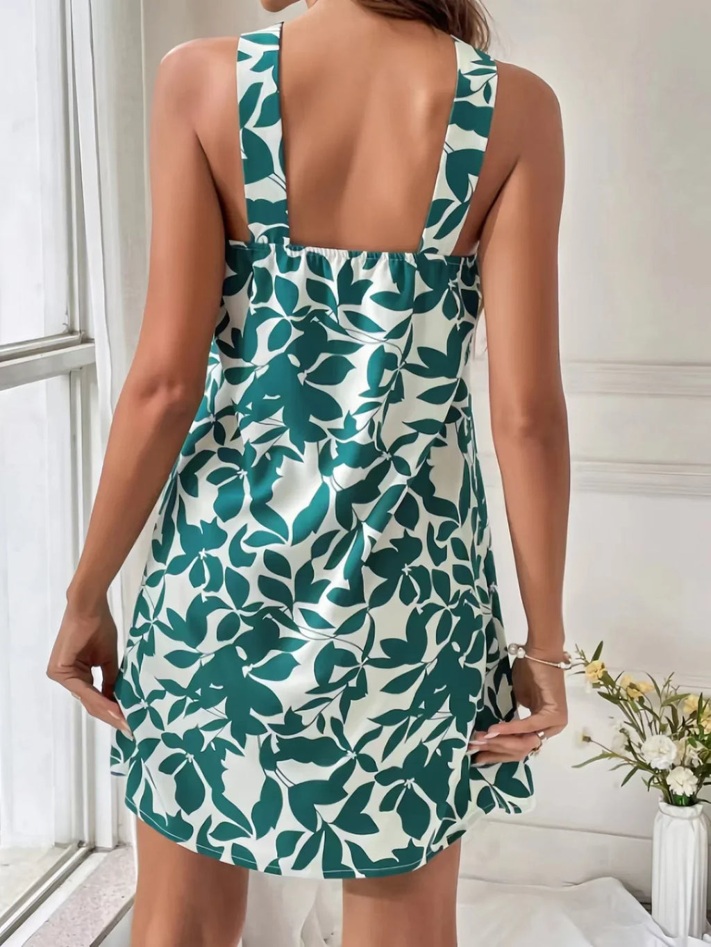 Vestido Halter con Estampa Tropical y Espalda Descubierta